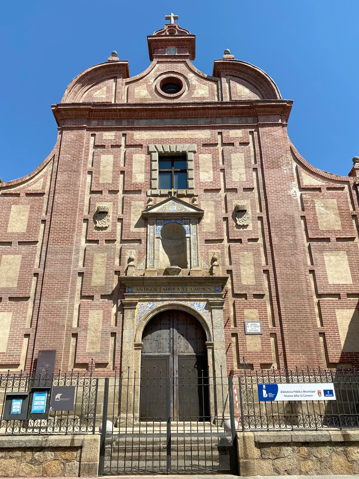 Biblioteca Niveiro Alfar El Carmen