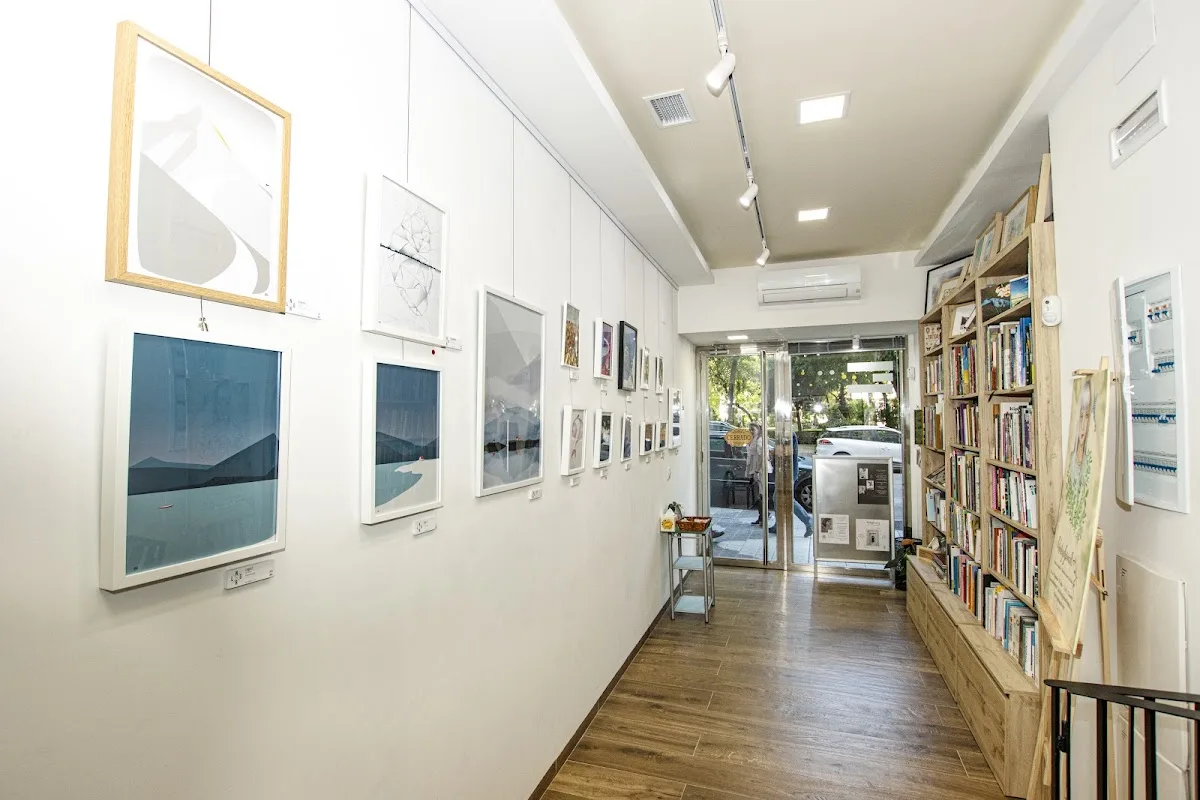 La lente y el pincel - estudio creativo y librería especializada