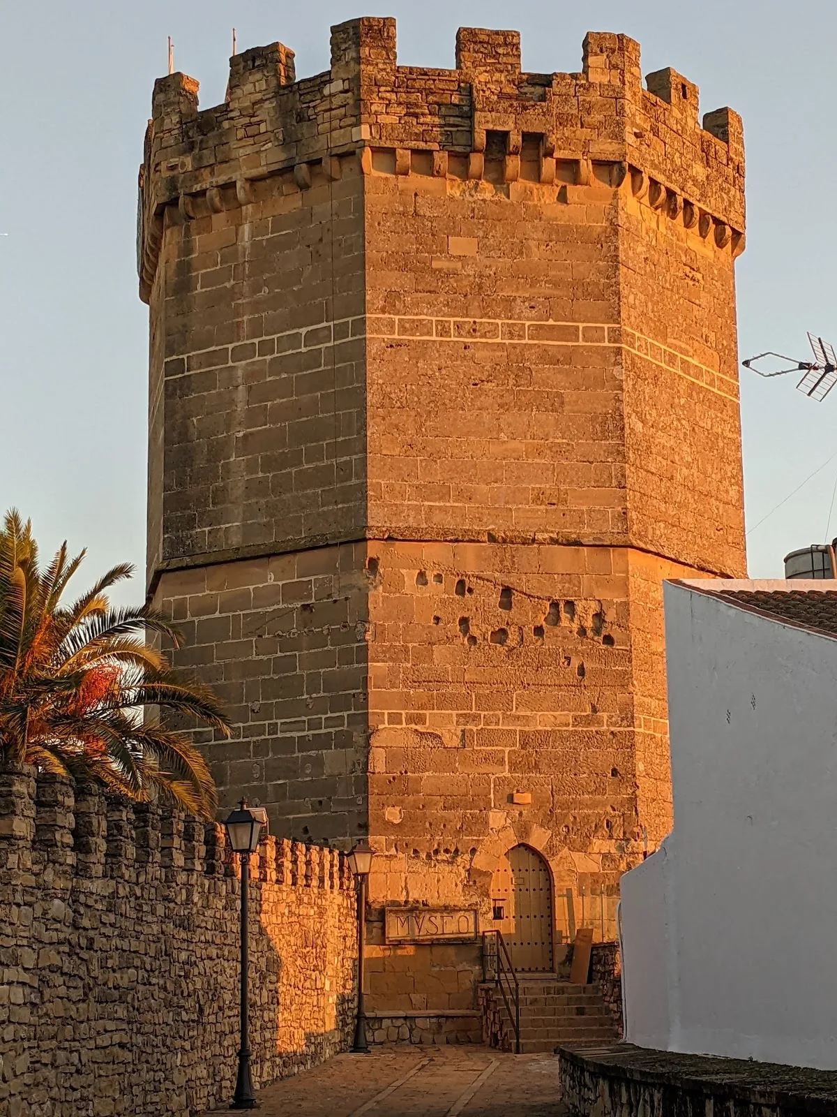 Murallas y Torre de Boabdil